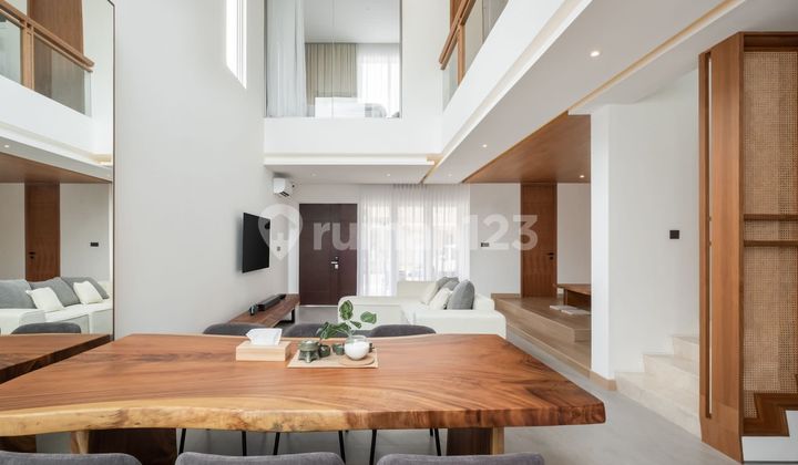 DIJUAL RUMAH MEWAH HOOK & HIGH CELLING THE RIVIERA METLAND PURI 2