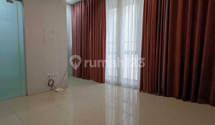 DuSewakan Rumah Mewah tengah Kota siap huni bisa juga dipakai untuk usaha kecantikan Salon bridal gaun pengantin boutik showroom dll lokasi strategis kota ( Rumah dan Ruang Usaha ) 3