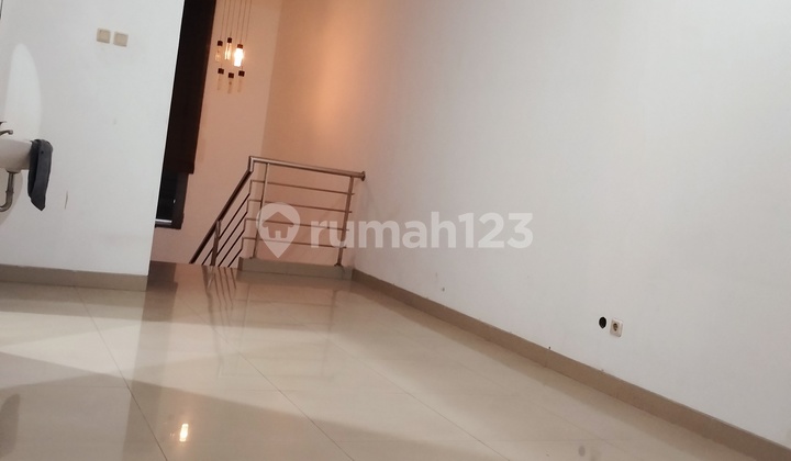 Disewakan Rumah Cantik 2lt Siap Huni Semua Fasilitas Fav  1