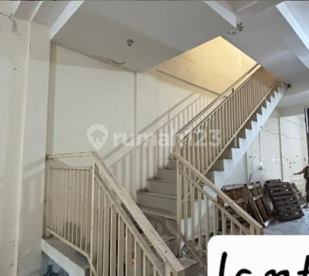 3-Storey Shophouse with SHM Certificate in Raya Lontar 2