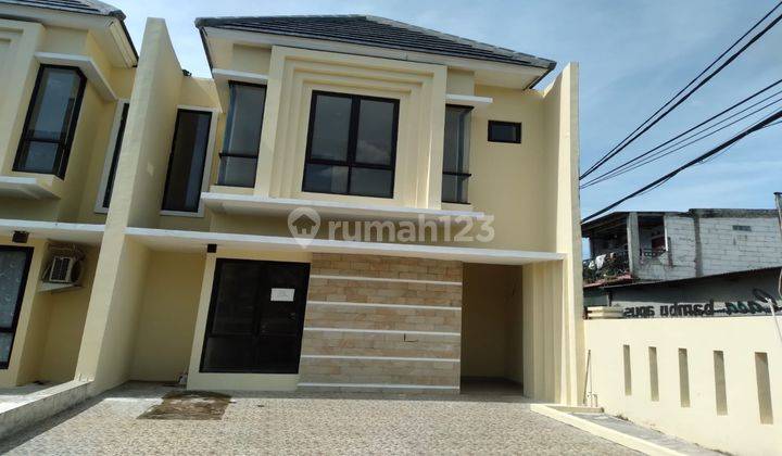 Rumah Siap Huni Dengan 2 Carport Terdekat Pintu Toll Cipayung 2