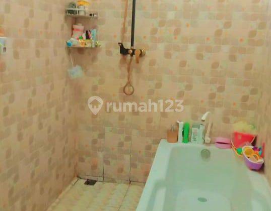kamar mandi di jual rumah 2 lantai