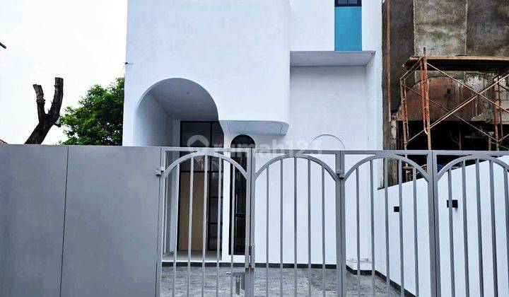 Dijual Rumah Baru 2 Lantai Dengan Desain Kontemporer Lokasi Strategis di Little Santorini Joglo, Jakarta Barat 2