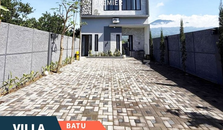 For Sale Modern Villa Fully Furnished With Swimming Pool and Billiard Facilities, Includes Playground Plus Multipurpose Room, Ready to Occupancy, Mountain View, Cool Air, and Easy Access to Batu Square, Close to Baloga and Other Public Facilities in Bumiaji Batu Malang H253