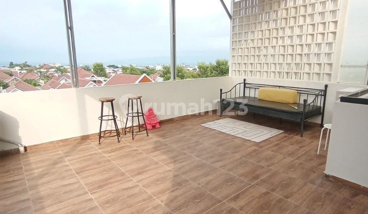 Dijual Rumah Cantik Modern Minimalis 2,5Lt Semi Furnish dan Ada Rooftop Ada Laundry Area Siap Huni Row Jalan Lebar Lingkungan Aman Keamanan 24 Jam Lokasi Strategis Dekat Pusat Kota dan Kampus di Austinville Tidar Malang Kota H297 2