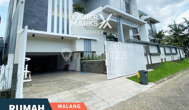 Dijual Rumah Hook Mewah 2Lt Kondisi Terawat Multifungsi dan Area Parkir Bertaman Luas Siap Huni Lingkungan Aman Nyaman Lokasi Strategis Tengah Kota Dg Akses Mudah ke Berbagai Fasilitas Umum di Permata Jingga Malang Kota H587