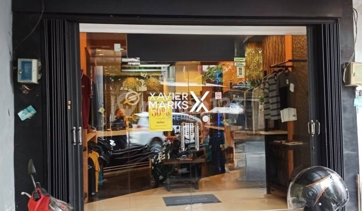 For Sale: 2-Story Shop House in City Center, Good Condition, Well-Maintained, Move-In Ready, Wide Road Frontage, Located on Main Road Kalpataru, Suitable for Business, Near Brawijaya University and Commercial Area on Jalan Raya Kalpataru, Malang City H929 1