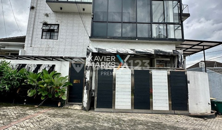 Dijual Rumah Bernuansa Villa Mewah Cantik Semi Furnish LT Dg Rooftop dan Private Pool Material Premum Siap Huni Lingkungan Aman Lokasi Strategis Dekat Arah Batu dan Dekat Banyak Fasilitas Umum Akses Mudah ke Tol di Singosari Malang H556