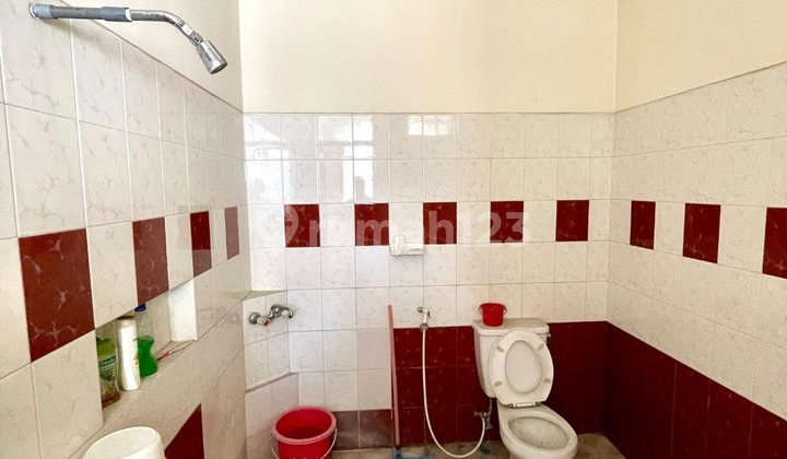 For Sale Luxury 2-Story House in Clean and Well-Maintained Condition, Fully Furnished, Ready to Occupy. Safe Neighborhood, Central City Location on Main Road, Ideal for Business. Near Kayutangan Heritage Business Center and Ijen Street, on Jl Gunung-Gunung, Malang. H031 2