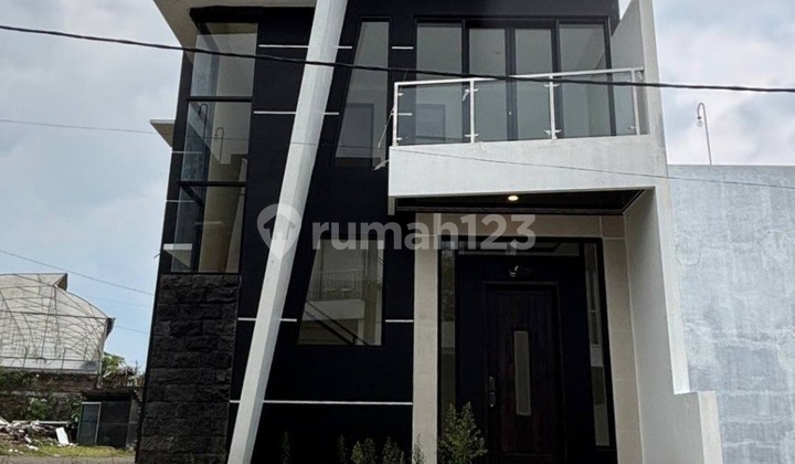For Sale Beautiful Minimalist 2-Story Villa Hook with Private Pool and Balcony, Ready to Occupy, 24-Hour Security, Safe and Quiet Environment, Easy Access to Agro Tourism and Other Villas in Villa Abdul Gani Atas Batu Malang G927