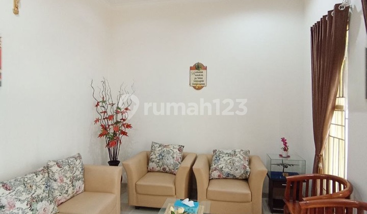 For Sale: Well-Maintained Minimalist House, 2 Floors, Fully Furnished, Good Condition, Clean, Spacious Front and Back Balcony, Laundry Area, Ready to Occupy, Quiet Neighborhood, Cool Air, Mountain View, Easy Access to Various Batu Tourist Attractions, in Pesanggrahan Batu Cluster H028. 2