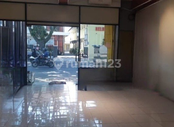 For Sale Large and Nice Corner Shop Building, Land Size 2, Suitable for Business, Spacious Parking Area, Ready to Use, Location on Main Road in the City Center, Easy Access to Town Square and Other Public Facilities at Jl Hasyim Ashari Klojen Malang City H696 2