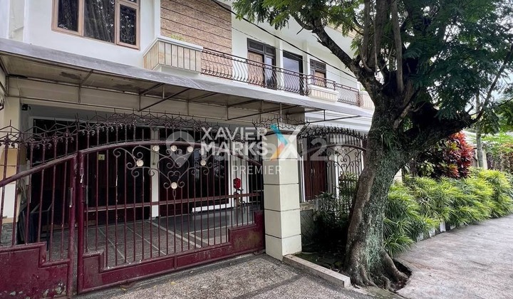 Dijual Rumah Klasik Terawat 2Lt Ada Taman dan Area Parkir Luas Kondisi Bagus Cocok untuk Usaha Apotik atau Klinik Lingkungan Aman Lokasi Strategis Tengah Kota dan Akses Mudah Dijangkau Kemana-Mana di Jl Pulau-Pulau Malang Kota H527 2