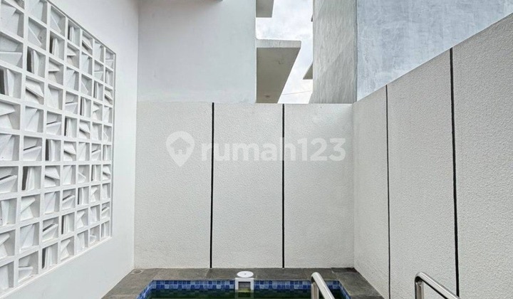 For Sale Beautiful Minimalist 2-Story Villa Hook with Private Pool and Balcony, Ready to Occupy, 24-Hour Security, Safe and Quiet Environment, Easy Access to Agro Tourism and Other Villas in Villa Abdul Gani Atas Batu Malang G927