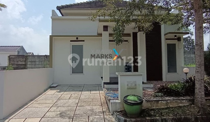 FOR SALE Minimalist House Semi-Furnished in Good and Well-Maintained Condition, Clean and Move-In Ready Wide Road Row Mountain View Strategic Location Near Toll Access and Close to UM 2 Campus in Bukit Indah Permaik Malang City G677 FOR SALE Minimalist House Semi-Furnished in Good and Well-Maintained Condition, Clean and Move-In Ready Wide Road Row Mountain View Strategic Location Near Toll Access and Close to UM 2 Campus in Bukit Indah Permaik Malang City G677