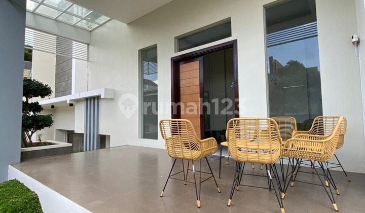 Dijual Rumah Hook Mewah 2Lt Bertaman Luas Dg Ruang Multifungsi dan Area Parkir Luas Siap Huni Lingkungan Aman Nyaman Lokasi Dekat Pusat Kota Dg Akses Sangat Mudah ke Banyak Fasum di Permata Jingga Soekarno Hatta Malang Kota H588 2