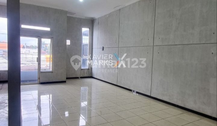 Disewakan Ruko Strategis 2Lt Dg Kondisi Bagus Terawat Cocok untuk Segala Jenis Usaha Area Parkir Luas Siap Pakai Lokasi Tengah Kota Dekat ke Berbagai Fasilitas Umum dan Akses Mudah ke Kampus Ubhinus di Nol Jalan Raya Galunggung Malang Kota H062
