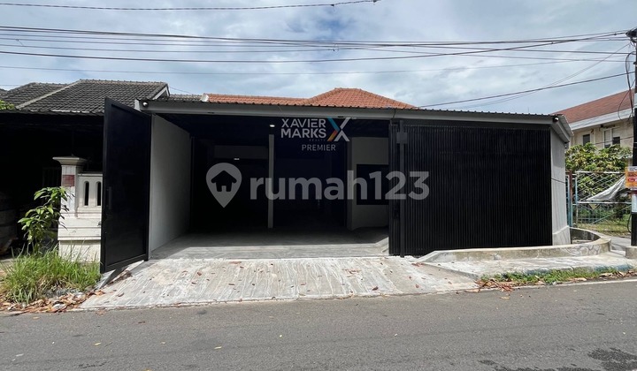 For Rent: Newly Renovated Spacious Warehouse with CCTV and Meeting Room Facilities, Ready to Use. Strategically located in the city center, suitable for distribution warehouses and other businesses. Easy access to the toll exit on the main road of Pondok Blimbing Indah Araya, Malang City. H941