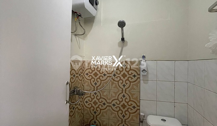 For Sale: Beautiful Modern House with Bonus Furnishings and Pavilion Facilities, Ready to Occupy. Flood-Free Environment, Quiet and Comfortable. One Step Away from Madyopuro Toll Access and University of Malang 2 Campus. Close to Commercial Area on Jl Danau-Danau, Malang City. H453. 2