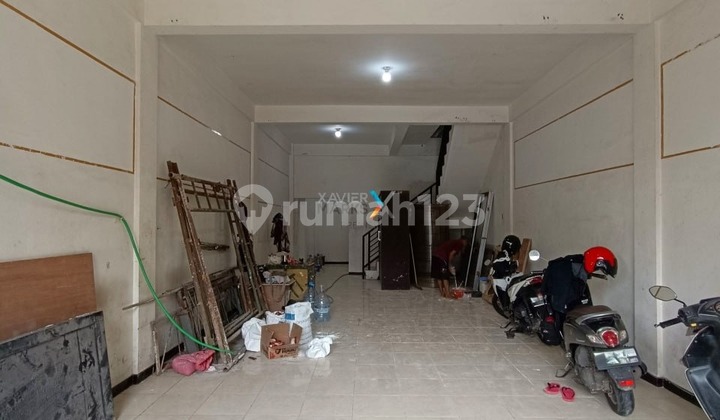 For Sale: Minimalist 3-Story Shop House with Mezzanine Design, Good Condition, Includes Furnishings and Spacious Parking Area, Ready to Use, Strategic Location Near City Center with Easy Access to Various Destinations on Jalan Kawi, Klojen, Malang City H447 2