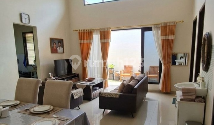 For Sale: Minimalist House in Well-Maintained, Clean Condition with a Drying Area, Ready to Occupy. Serene and Beautiful Environment with a Lovely View. Strategic Location Near the City Center and Easy Access to All Directions in Nieuw Indie Araya, Malang City. H61616 2