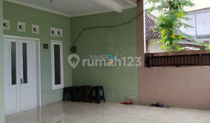 For Sale Beautiful Minimalist House in Comfortable Condition, Has a Parking Area Already Canopied, Ready to Occupy. Comfortable Environment and Easy Access to Santerra Tourism and Other Tourist Attractions on Jl Cokroaminoto, Singosari, Malang G956