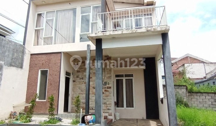 Dijual Villa Minimalis 2Lt Include Furnish Kondisi Bersih Bagus Ada Balkon View Gunung Siap Huni Lingkungan Tenang Udara Sejuk Row Jalan Lebar Lokasi Strategis Dekat Wisata Jatim Park 3 dan Rs Baptis di Cluster Junrejo Batu Malang H157