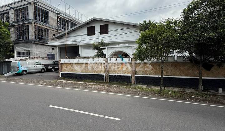 For sale: Large and spacious warehouse with office facilities and a large parking area, ready to use. Suitable for an office or bus pool. Strategic location on a two-way road, near the Karanglo toll gate and city center on Jl Raden Intan, Malang City. H988