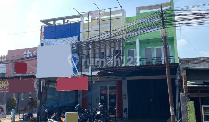 For Sale: Minimalist 2-Story Shop-House in a Row, Well-Maintained Condition, Parking Area Already Canopied, Surrounded by Prestigious Campuses and Boarding House Area, Suitable for Office or Laundry, Easy Access to City Center on Sigura-Gura Soekarno Hatta Main Road, Malang City H630.