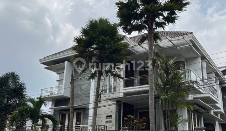 For Sale Modern Minimalist Villa 3 Floors Fully Furnished with Rooftop and Multipurpose Room in Basement Ready to Occupancy Cool Mountain Air Easy Access Near Town Square and Transport Museum Tourist Attraction in Bumiaji Batu H548 For Sale Modern Minimalist Villa 3 Floors Fully Furnished with Rooftop and Multipurpose Room in Basement Ready to Occupancy Cool Mountain Air Easy Access Near Town Square and Transport Museum Tourist Attraction in Bumiaji Batu H548