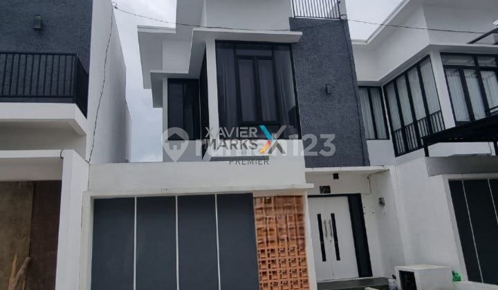 For Sale Beautiful Minimalist 2-Story Villa with Private Pool and Rooftop, Ready to Occupy. Safe, Quiet, and Comfortable Environment with Mountain Views, Cool Air. Strategic Location Near City Center and Tourist Attractions in Griya Aswattha, Beji, Batu H506.