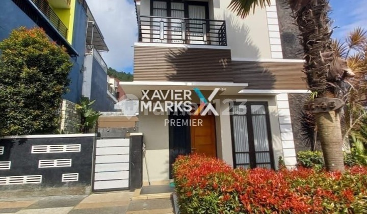 Dijual Villa Cantik Mewah Full Furnish Ada Private Pool Kondisi Terawat Siap Huni Lingkungan Tenang dan Nyaman View Pegunungan Udara Sejuk Lokasi Tengah Kota Dekat Kawasan Wisata Batu di Villa Kusuma Batu Malang H471