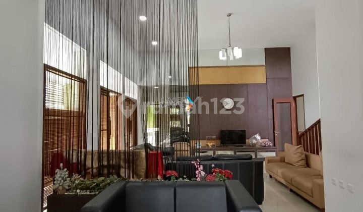 Dijual Rumah Hook Mewah 2,5Lt Dg Desain Splite Level Bangunan Kokoh dan Terawat Siap Huni Lingkungan Asri dan Nyaman di Cluster Favorit Akses Mudah ke Pusat Kota dan Dekat Plaza Araya di Perumahan Araya H570 2