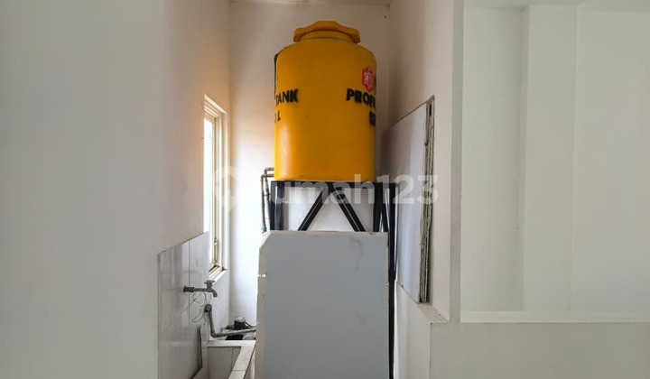 For Sale: Minimalist 2-Story Shop House, Well-Maintained Clean Condition, Spacious Parking Area, Ready to Use, Suitable for Office Space, Strategically Located in the City Center, One Step to Suhat Area, Near Many Public Facilities, on Borobudur Street, Malang City, H581. 2