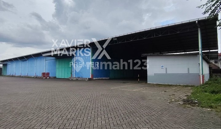 For Rent Spacious Warehouse with Office and Loading Dock with Wide Parking Access Ready to Use Strategic Location Container Access Safe Near Business Center and Station Suitable for Business in Gadang Malang City H130