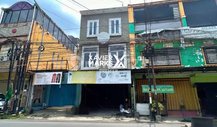 For Sale: Well-Maintained 3-Story Shop House with Canopied Parking Area, Ready to Use, Ideal for Business Investment. Located in a Student Area, Just Steps Away from UM and UB Campuses, Near Shopping Centers and Superindo on Jalan Bendungan Sutami, Malang City I011. 2