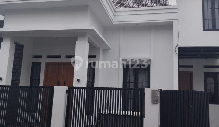 Dijual Rumah Cantik Minimalis 1,5Lt Kondisi Bersih Dg Plafon Tinggi Kanopi Ruang Jemur Kaca Temper Siap Huni Keamanan 24 Jam Lokasi Tengah Kota Dekat Kampus Brawijaya dan Akses Mudah ke Fasilitas Umum di Jl Letjen S Parman Blilmbing Malang Kota H066