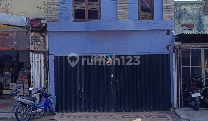 For Sale Well-Maintained 2-Story Shophouse in Good Living Condition, Central City Location, Wide Front Road, Easy Road Access, Near Tourism and Near Oro-Oro Ombo Market on Jl Oro-Oro Ombo, Klojen, Malang City G904