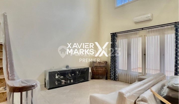 For Sale Modern Luxury 2-Story House Semi-Furnished, Very Well-Maintained with Complete Facilities, Ready to Occupy. Wide Street Row, Comfortable and Safe Environment, Close to Public Facilities and Singosari Toll Gate. Easy Access to the City Center in Riverside, Malang City H294. 2