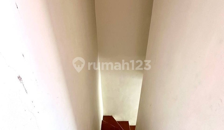 Disewakan Rumah Minimalis Full Furnish Kondisi Sangat Terawat Ada Area Jemur dan Kolam Ikan Siap Huni Lingkungan Aman Lokasi di Jantung Kota Malang Akses Mudah ke Pusat Perbelanjaan dan Kampus Brawijaya di Permata Jingga Lowokwaru Malang Kota H125 2