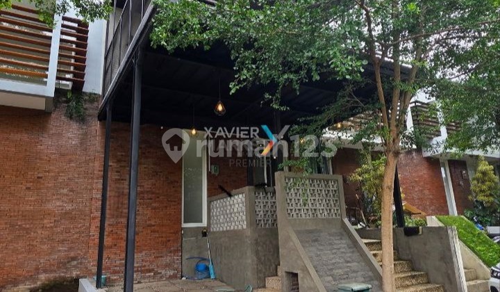 Dijual Rumah Cantik Minimalis 2Lt Semi Furnish Kondisi Bagus Terawat Siap Huni Lingkungan Nyaman Fasilitas Perumahan Lengkap dan Lokasi Strategis Dekat Pusat Kota dan Kampus Unmer di The Oz Malang Kota H016