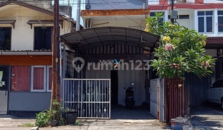 Dijual Ruko Tengah Kota 2Lt Kondisi Terawat Ada Area Parkir Berkanopi Siap Pakai Jalan Depan Ruko Lebar dan Ramai Lokasi Strategis Kota Dekat Kawasan Kuliner Akses Mudah ke Pasar Oro-Oro Dowo di Jl Oroowo Malang Kota H554