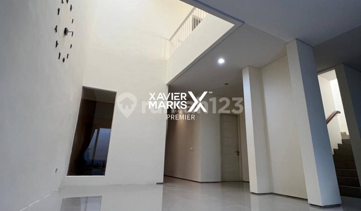 For Sale Modern 2-Storey House Including Furnishings with a Spacious Backyard, Ready to Occupy, Safe and Quiet Neighborhood, Highly Strategic Location Close to Ub Dieng and Unmer, Easy Access to Shopping Centers in Dieng, Sukun City, Malang City H606 2