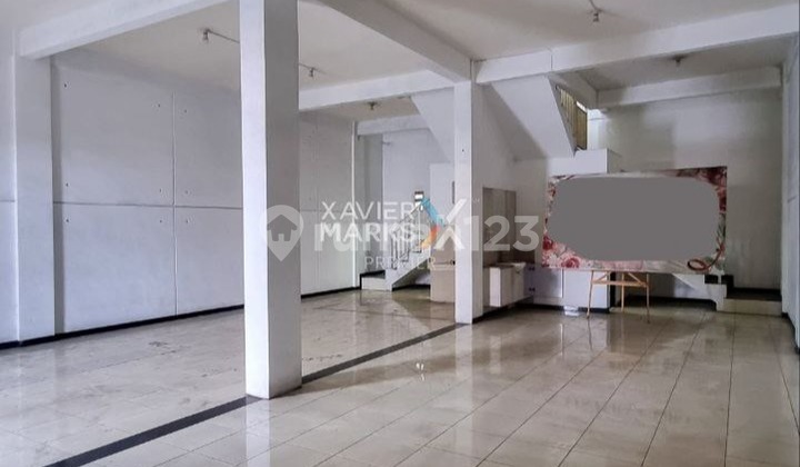 For Rent Well-Maintained 2-Story Shop House in Good Condition, Suitable for Various Businesses with Spacious Parking Area, Ready to Use. Central and Strategic Location, Close to Various Public Facilities and Easy Access to Galunggung Main Road, Klojen, Malang City. H061 2