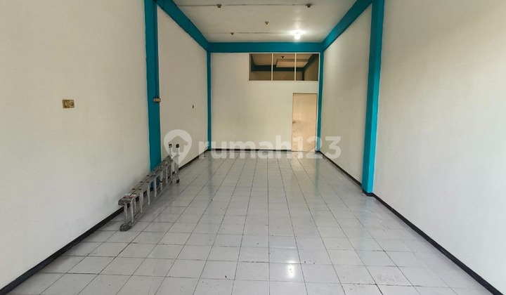 For Sale Minimalist 2-Story Shop House in Clean and Well-Maintained Condition, Ready to Use, Wide Road Frontage with Smooth Tronton Access, Always Busy Area Suitable for Any Business, Easily Accessible Location on Raya Gadang, Malang City H113 2