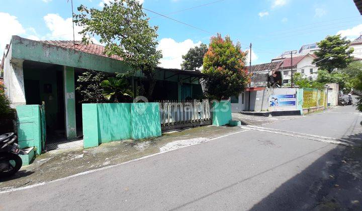 Rumah tua # jual tanah # kondisi masi layak di huny # kawasan perkampusan # dekat dengan mini market terkenal(alfamart/ indomaret) 1