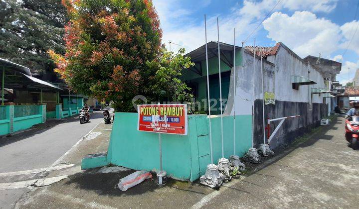 Rumah tua # jual tanah # kondisi masi layak di huny # kawasan perkampusan # dekat dengan mini market terkenal(alfamart/ indomaret) 2