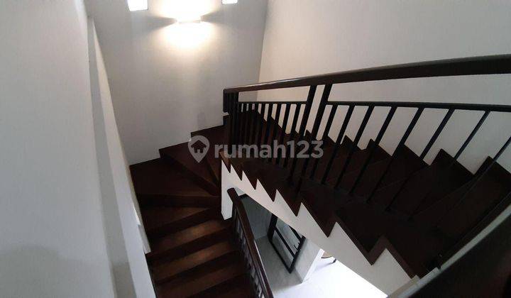 Dijual Rumah Bavarian di Raya Darmo Permai 2