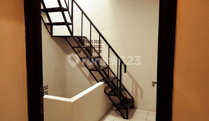 Rumah 2,5 Lantai Siap Huni Full Furnish di Komplek Jatiwaringin 7