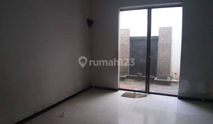 Rumah 2 Lantai Unfurnished di Jalan Dukuh Menanggal, Surabaya 4